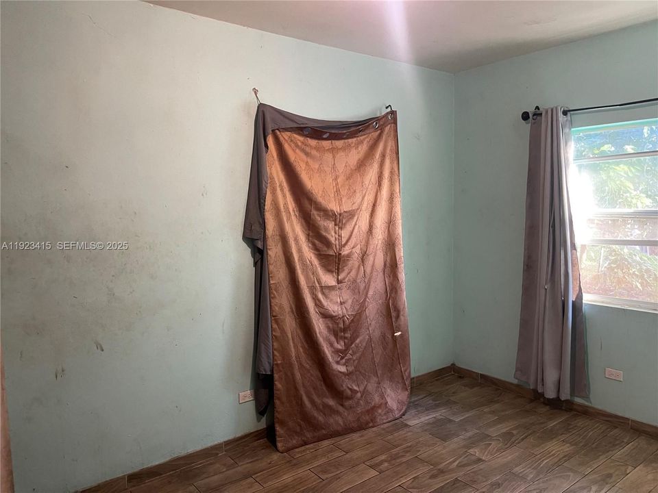 For Sale: $400,000 (3 beds, 2 baths, 1516 Square Feet)