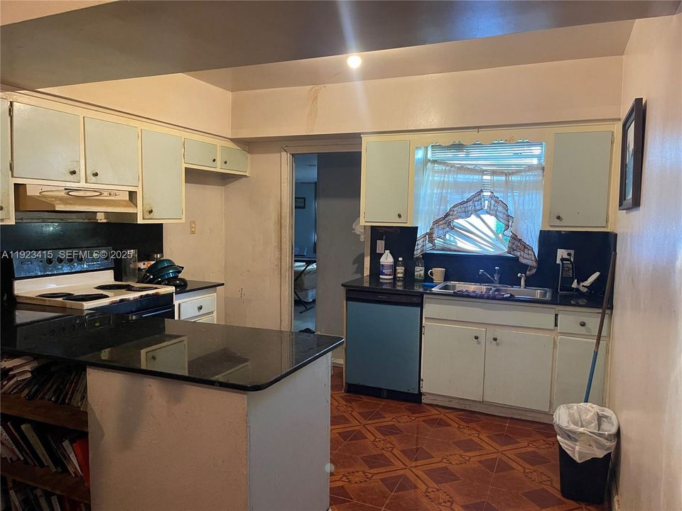 For Sale: $400,000 (3 beds, 2 baths, 1516 Square Feet)