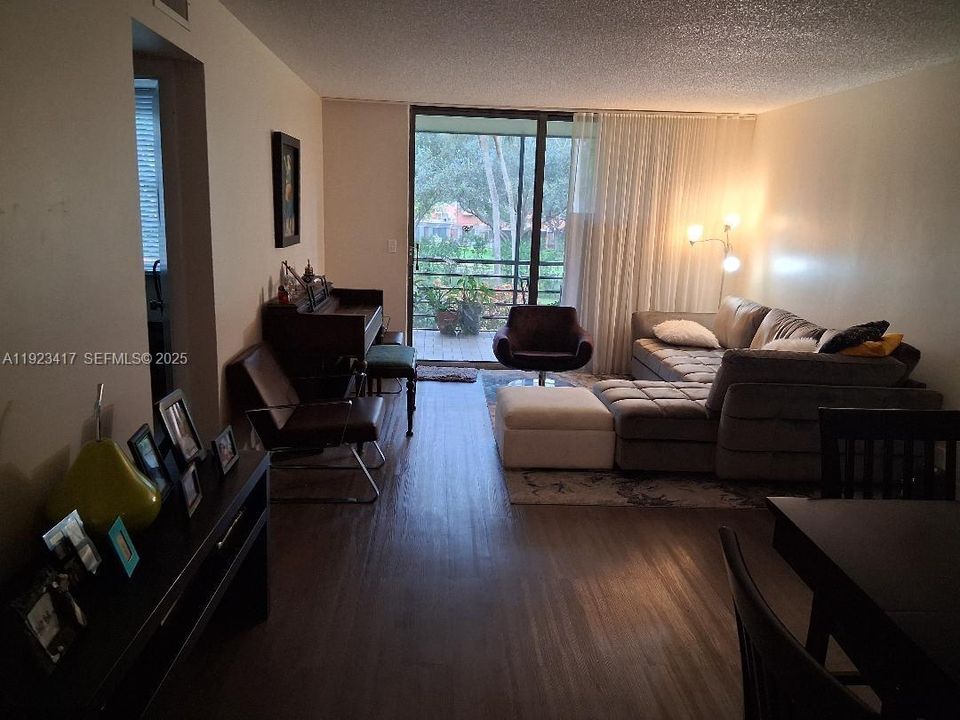 出租: $1,900 (2 贝兹, 2 浴室, 1160 平方英尺)