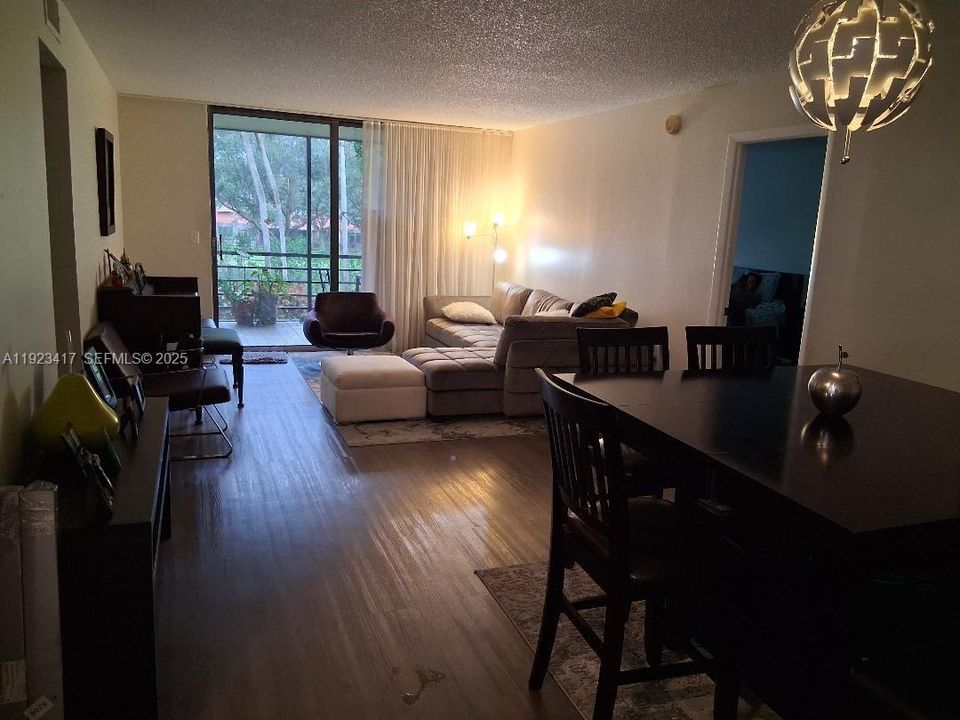 出租: $1,900 (2 贝兹, 2 浴室, 1160 平方英尺)