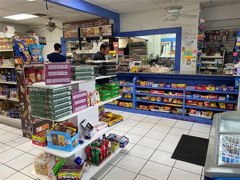 Mini-market/convenience store