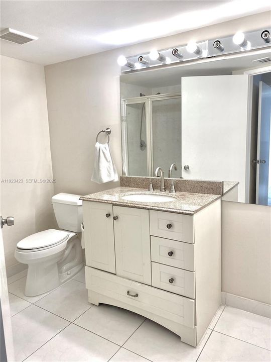suite bathroom