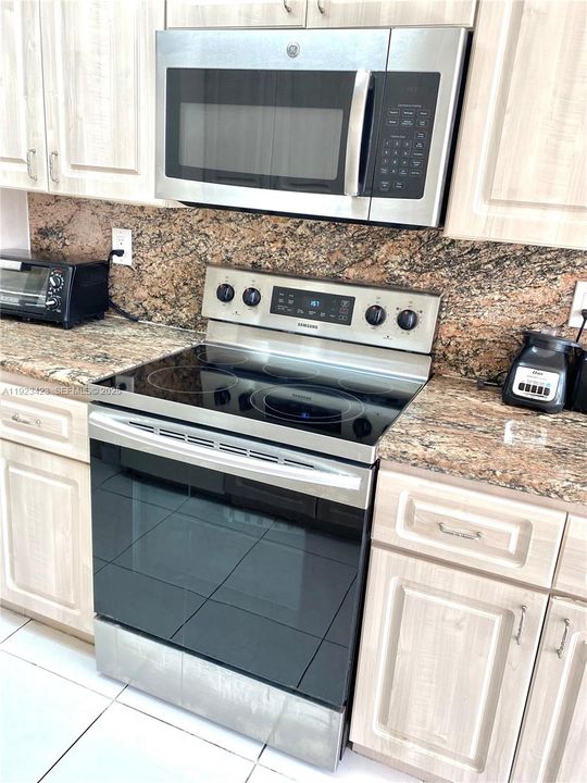 For Sale: $459,000 (2 beds, 2 baths, 1365 Square Feet)