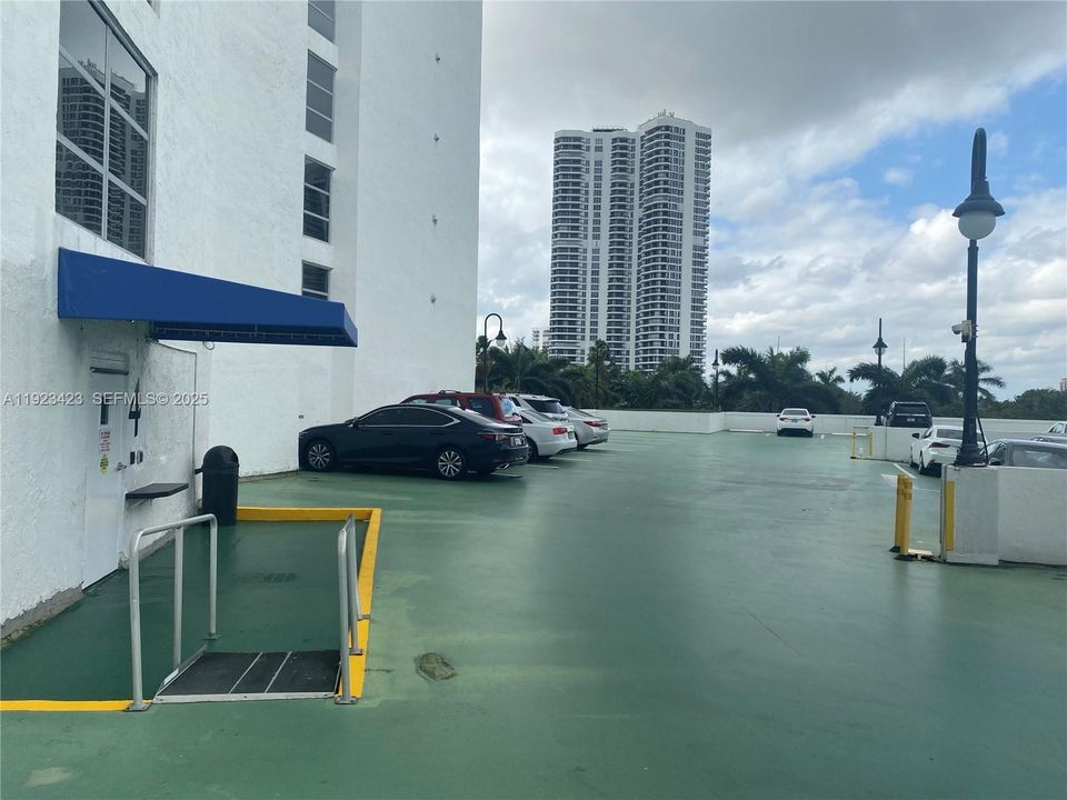 Additional parking - top roof 4th floor