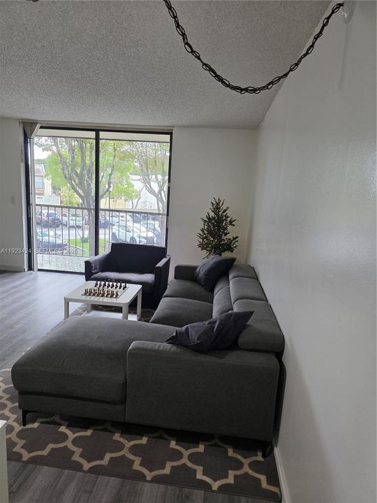 For Sale: $280,000 (2 beds, 2 baths, 965 Square Feet)