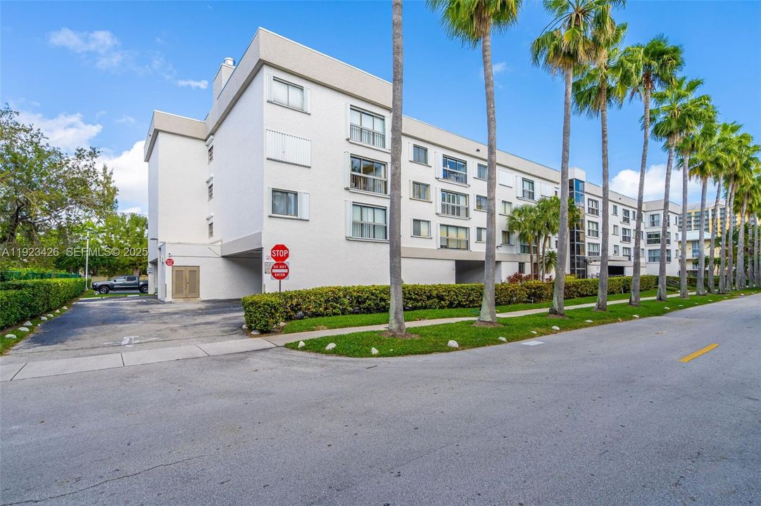 For Rent: $4,200 (2 beds, 2 baths, 1036 Square Feet)