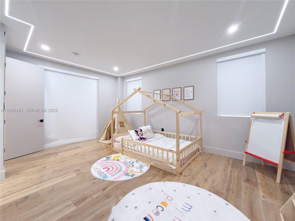 For Rent: $12,000 (5 beds, 4 baths, 3624 Square Feet)