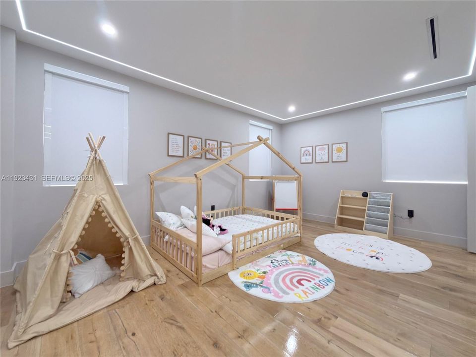 For Rent: $12,000 (5 beds, 4 baths, 3624 Square Feet)