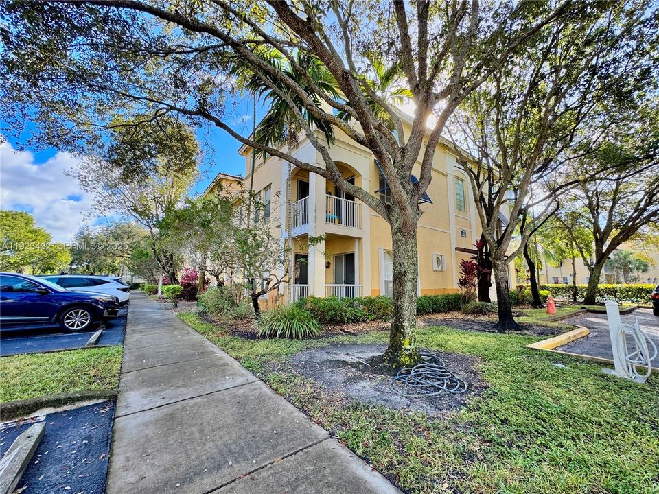 For Rent: $2,900 (3 beds, 2 baths, 1340 Square Feet)