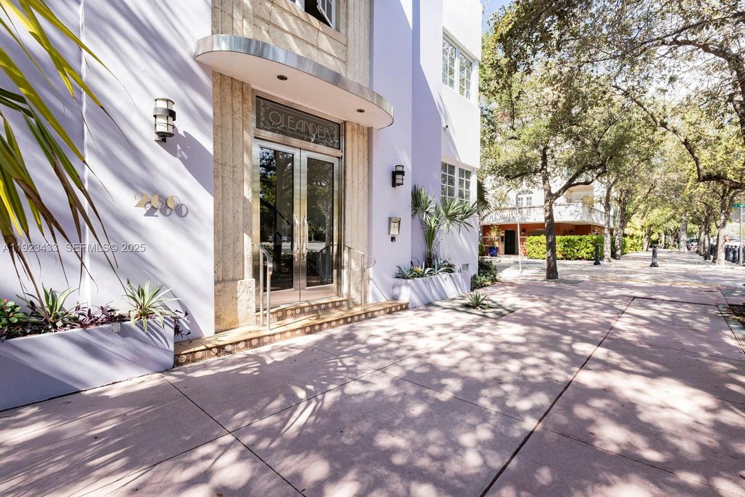 For Rent: $1,900 (0 beds, 1 baths, 364 Square Feet)