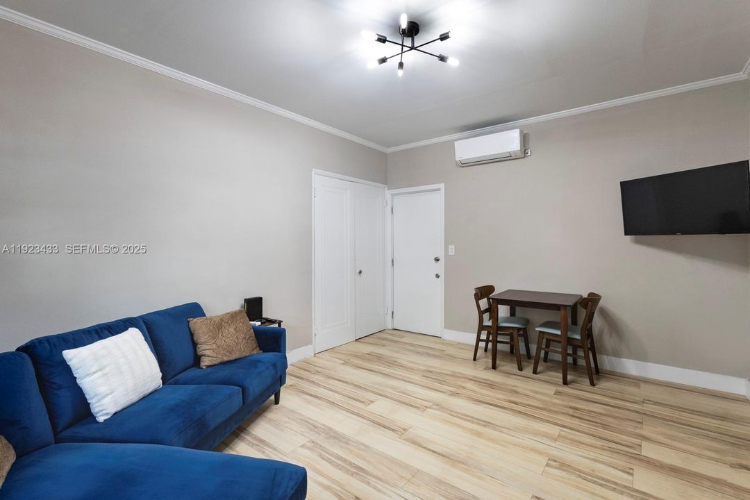 For Rent: $1,900 (0 beds, 1 baths, 364 Square Feet)