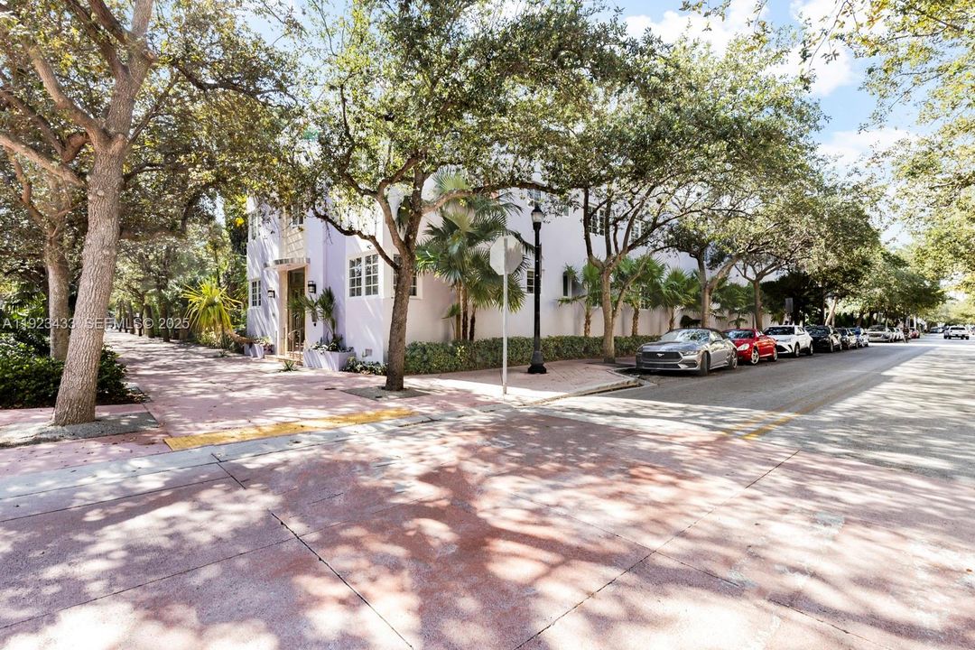 For Rent: $1,900 (0 beds, 1 baths, 364 Square Feet)