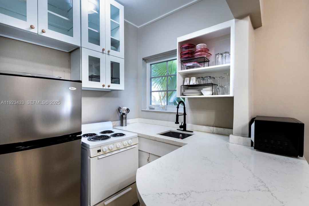 For Rent: $1,900 (0 beds, 1 baths, 364 Square Feet)