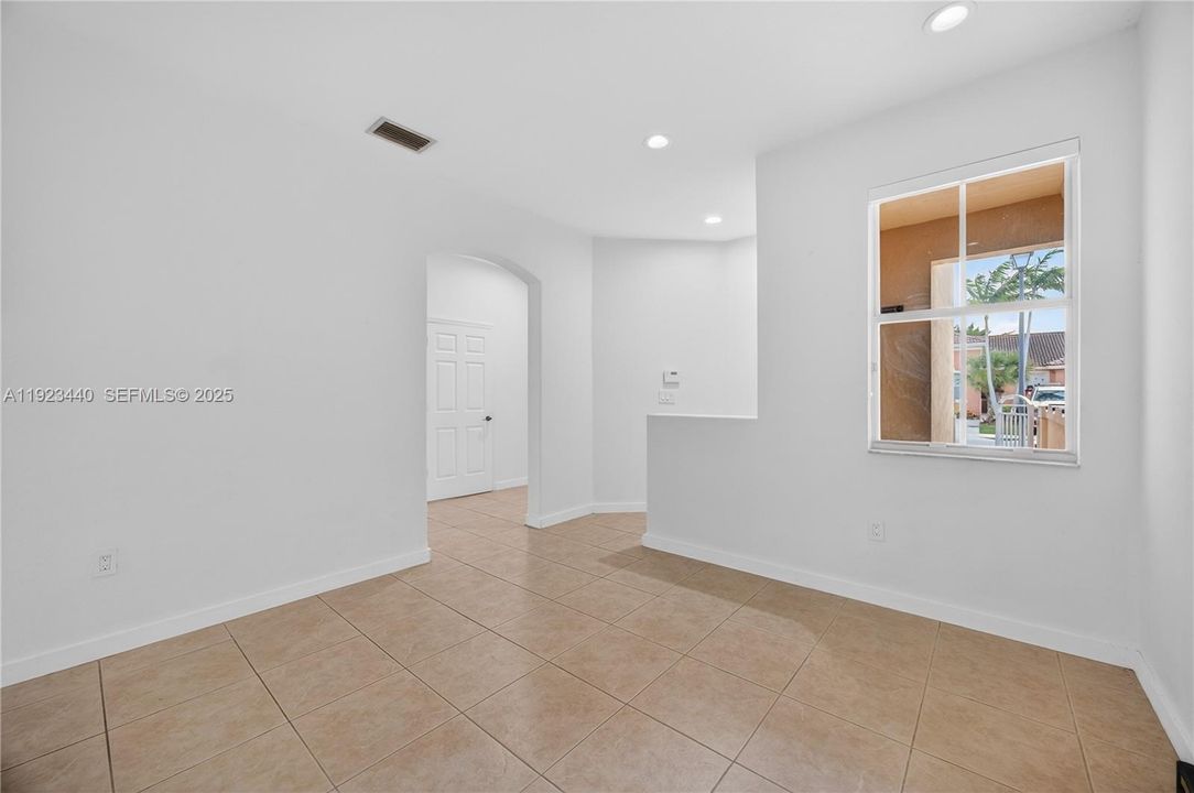 For Rent: $2,400 (3 beds, 2 baths, 1216 Square Feet)