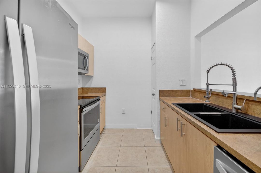 For Rent: $2,400 (3 beds, 2 baths, 1216 Square Feet)