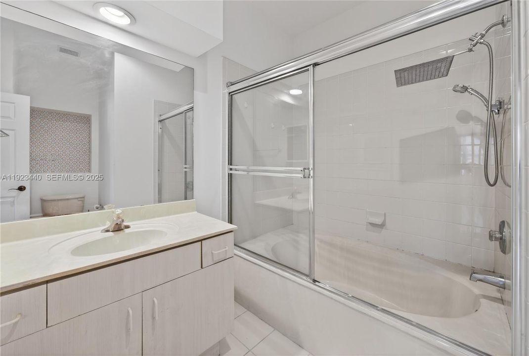 For Rent: $2,400 (3 beds, 2 baths, 1216 Square Feet)