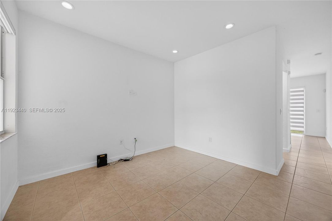 For Rent: $2,400 (3 beds, 2 baths, 1216 Square Feet)