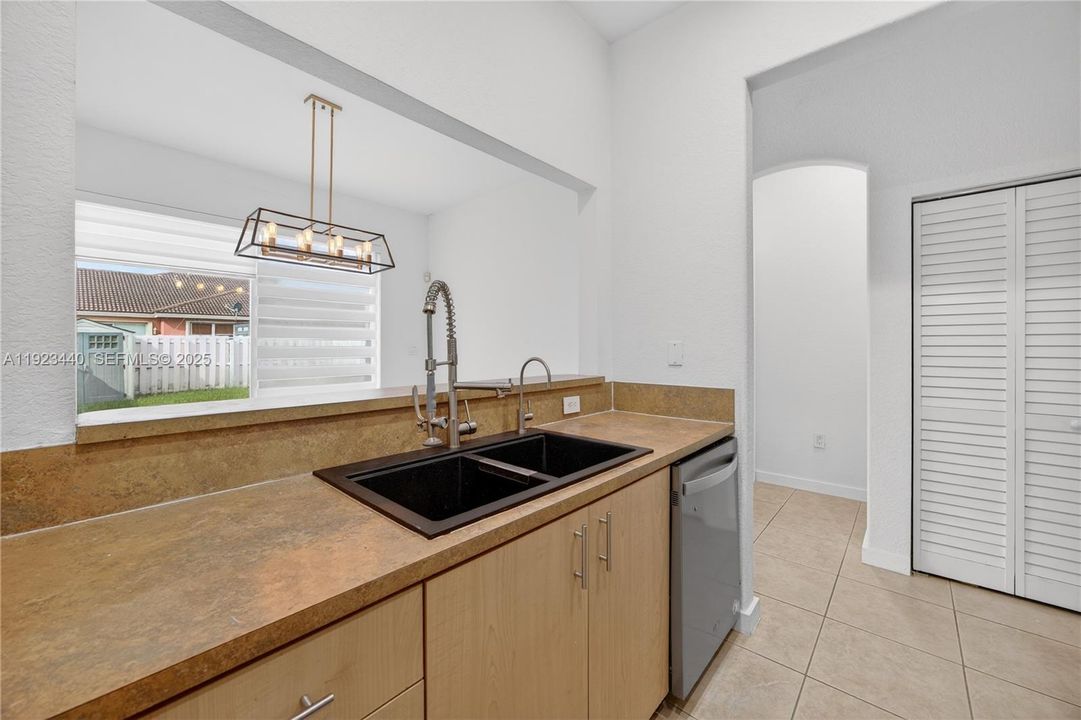 For Rent: $2,400 (3 beds, 2 baths, 1216 Square Feet)