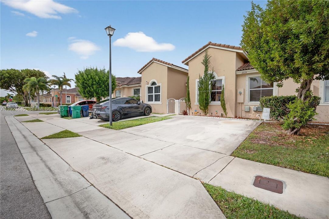 For Rent: $2,400 (3 beds, 2 baths, 1216 Square Feet)