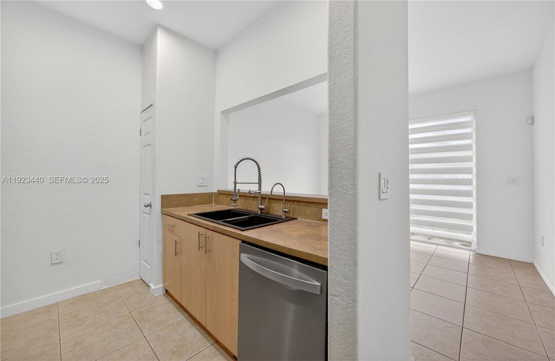 For Rent: $2,400 (3 beds, 2 baths, 1216 Square Feet)