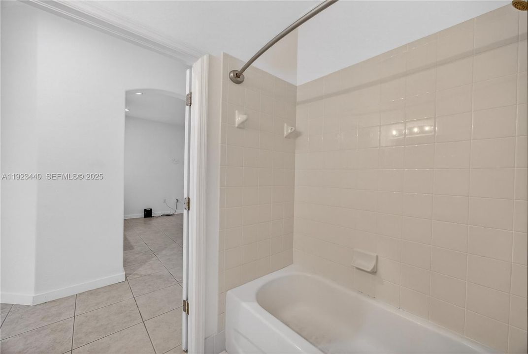 For Rent: $2,400 (3 beds, 2 baths, 1216 Square Feet)