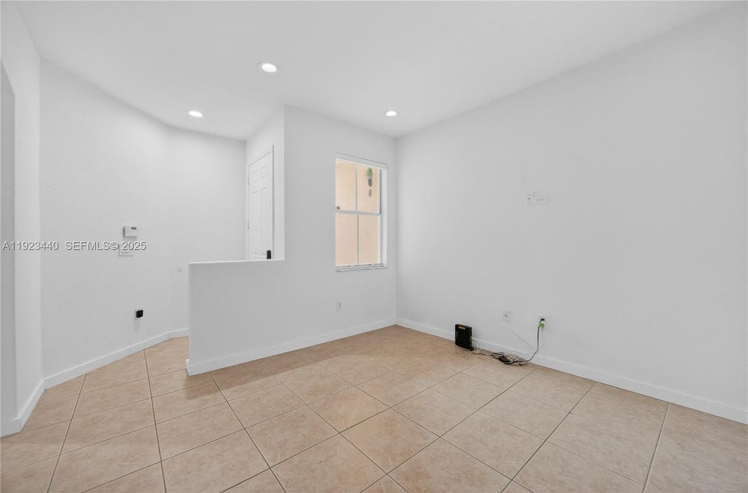 For Rent: $2,400 (3 beds, 2 baths, 1216 Square Feet)