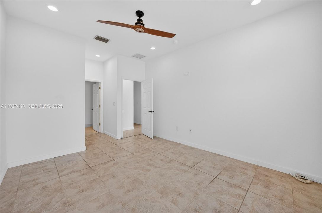 For Rent: $2,400 (3 beds, 2 baths, 1216 Square Feet)