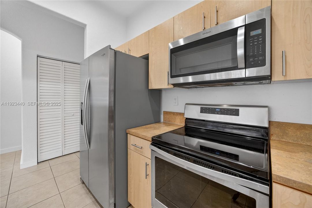 For Rent: $2,400 (3 beds, 2 baths, 1216 Square Feet)