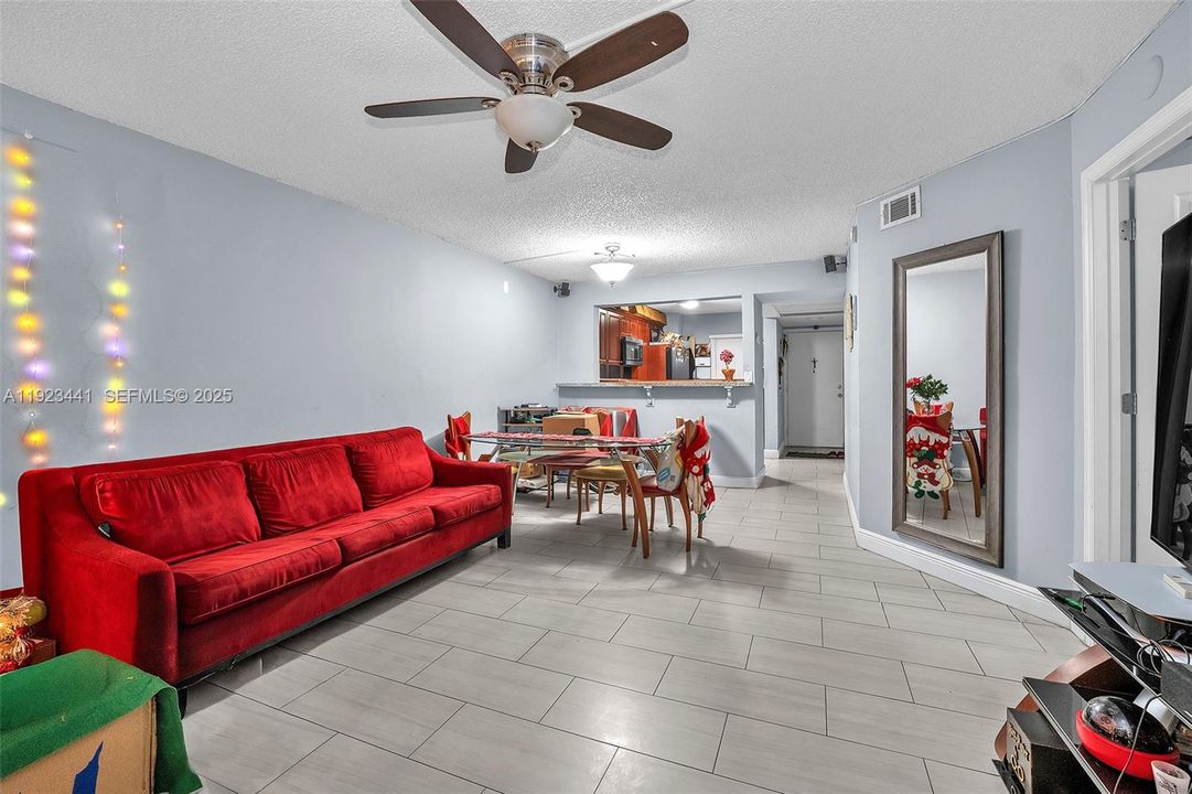 For Sale: $209,900 (2 beds, 2 baths, 815 Square Feet)