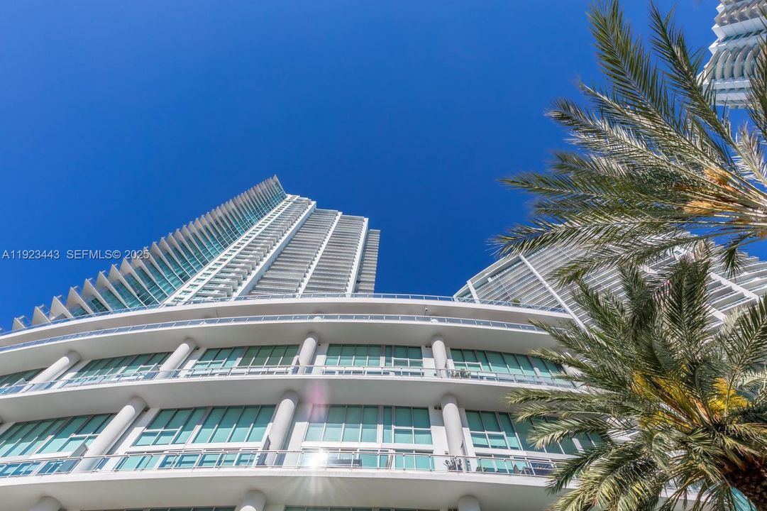 For Sale: $467,000 (1 beds, 1 baths, 754 Square Feet)