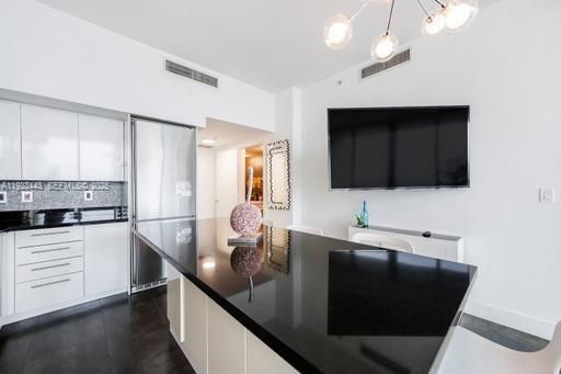 For Sale: $467,000 (1 beds, 1 baths, 754 Square Feet)