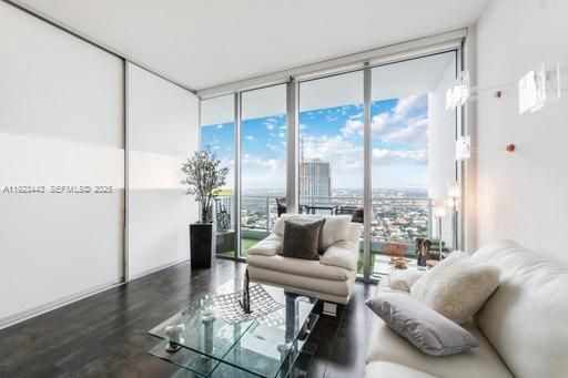 For Sale: $467,000 (1 beds, 1 baths, 754 Square Feet)