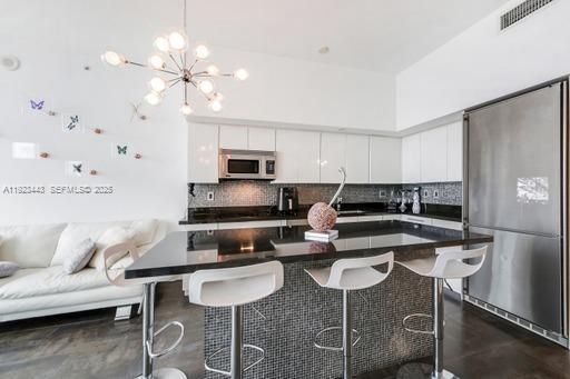 For Sale: $467,000 (1 beds, 1 baths, 754 Square Feet)