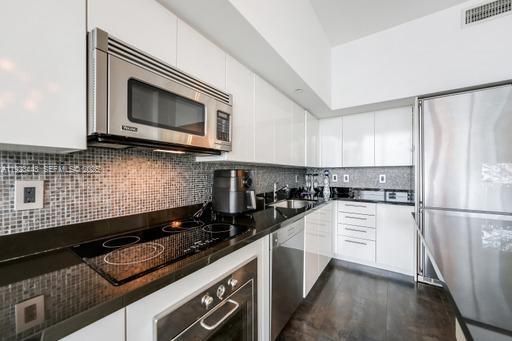 For Sale: $467,000 (1 beds, 1 baths, 754 Square Feet)