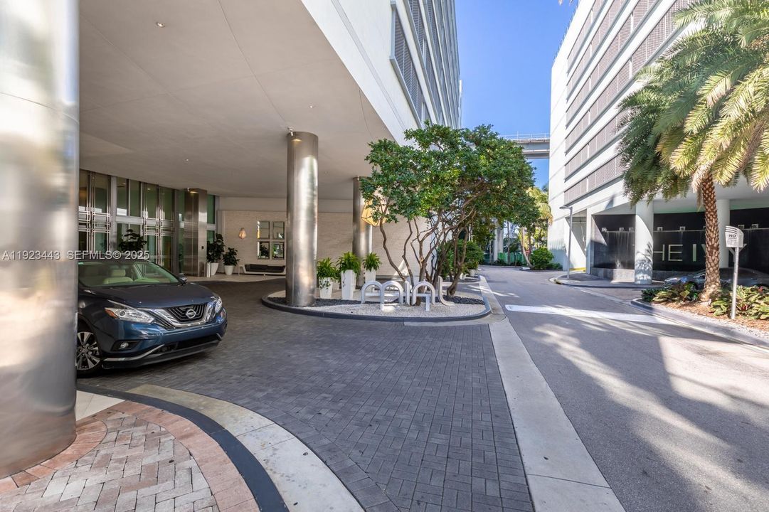 For Sale: $467,000 (1 beds, 1 baths, 754 Square Feet)