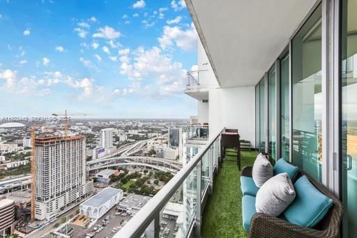 For Sale: $467,000 (1 beds, 1 baths, 754 Square Feet)