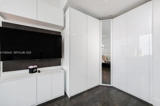 For Sale: $467,000 (1 beds, 1 baths, 754 Square Feet)