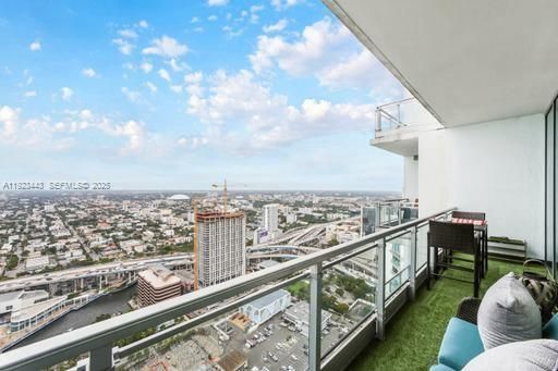 For Sale: $467,000 (1 beds, 1 baths, 754 Square Feet)