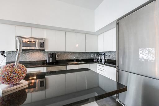 For Sale: $467,000 (1 beds, 1 baths, 754 Square Feet)