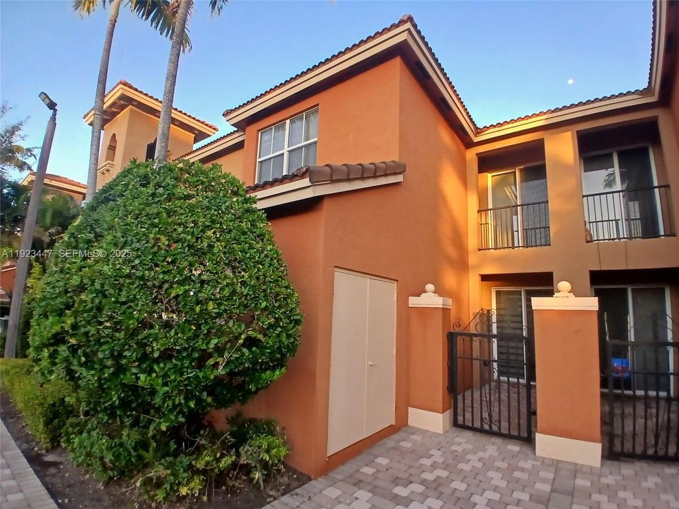 For Rent: $2,750 (3 beds, 2 baths, 1256 Square Feet)