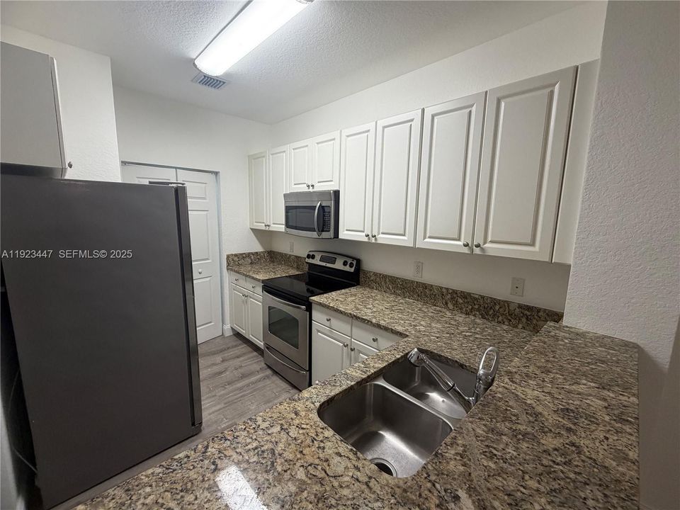 For Rent: $2,750 (3 beds, 2 baths, 1256 Square Feet)