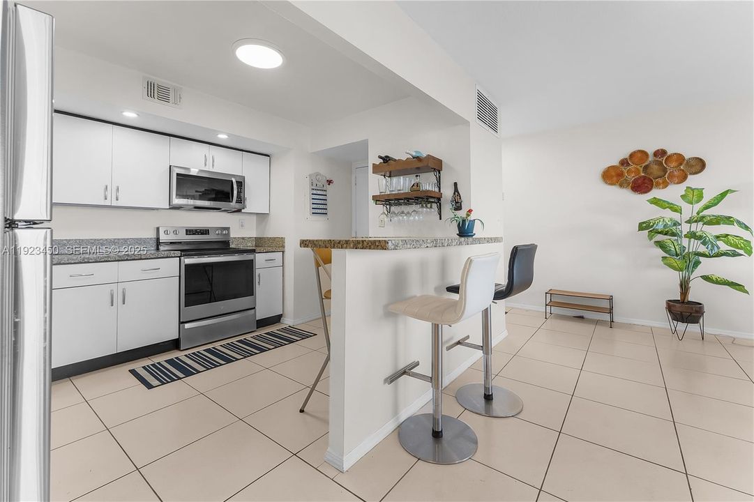 На продажу: $350,000 (2 спален, 2 ванн, 1188 Квадратных фут)