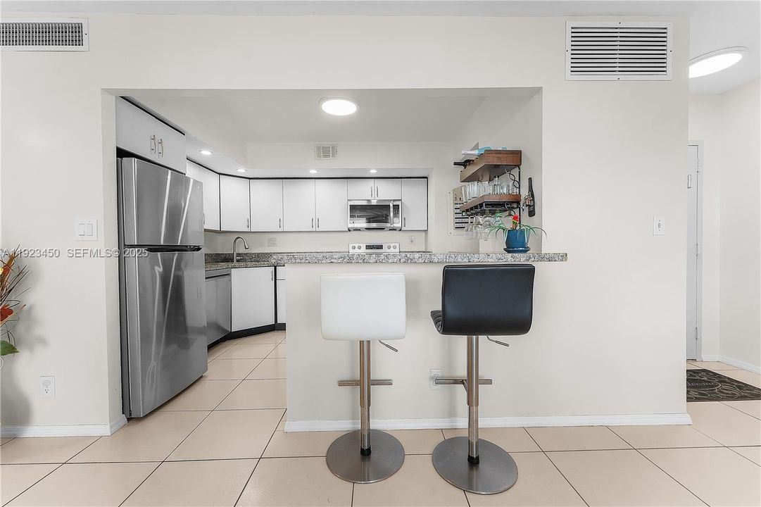 На продажу: $350,000 (2 спален, 2 ванн, 1188 Квадратных фут)