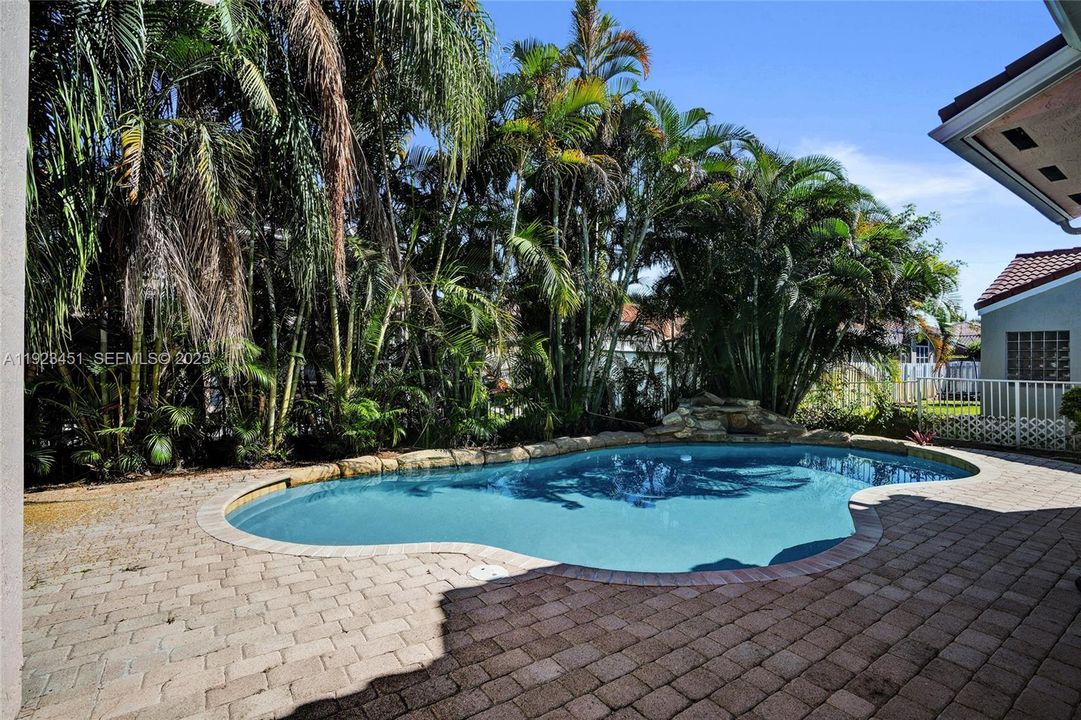 En Renta: $4,500 (4 camas, 2 baños, 2414 Pies cuadrados)