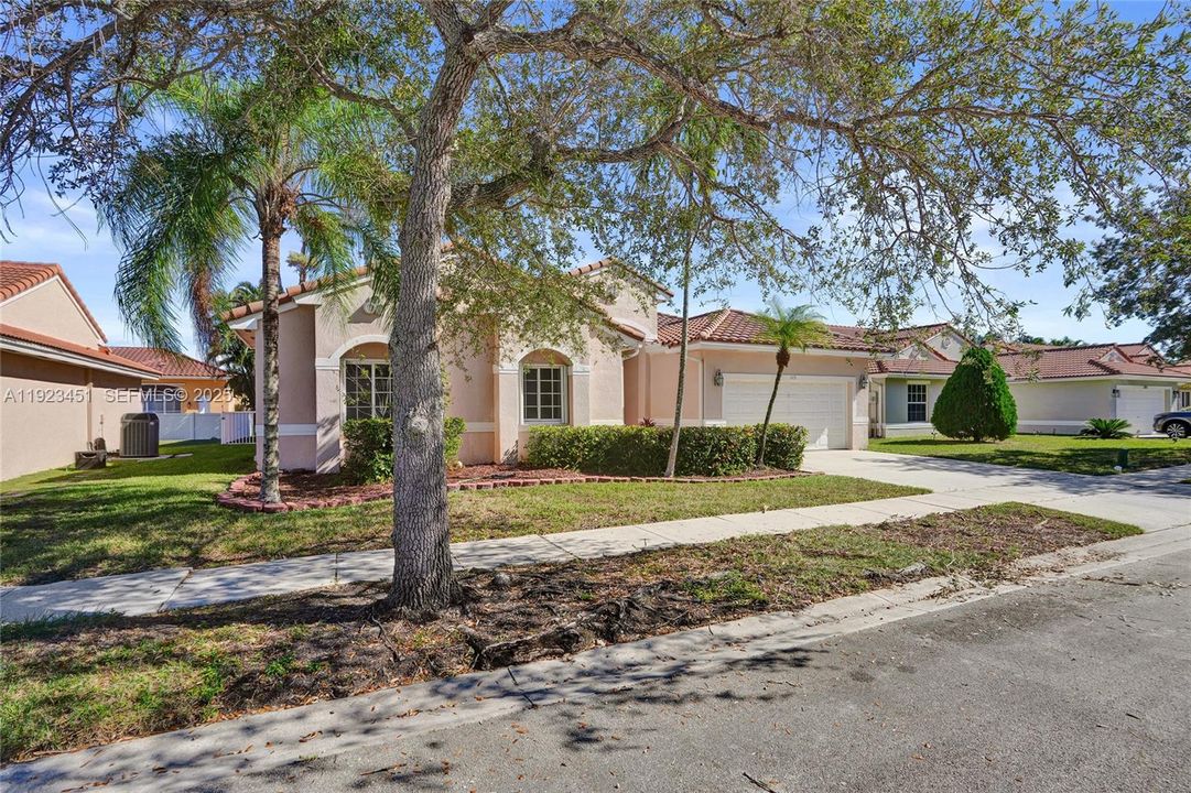 En Renta: $4,500 (4 camas, 2 baños, 2414 Pies cuadrados)