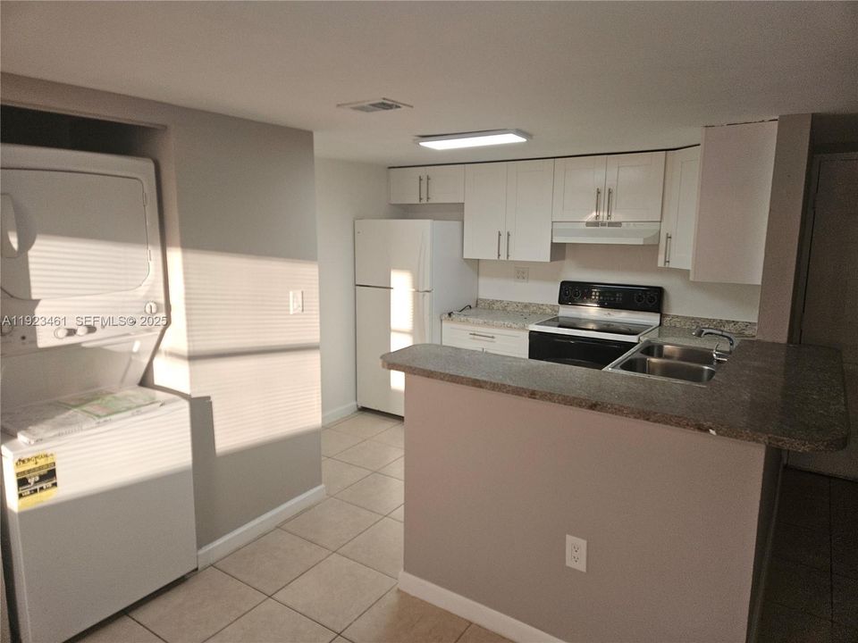For Rent: $2,400 (3 beds, 2 baths, 1216 Square Feet)