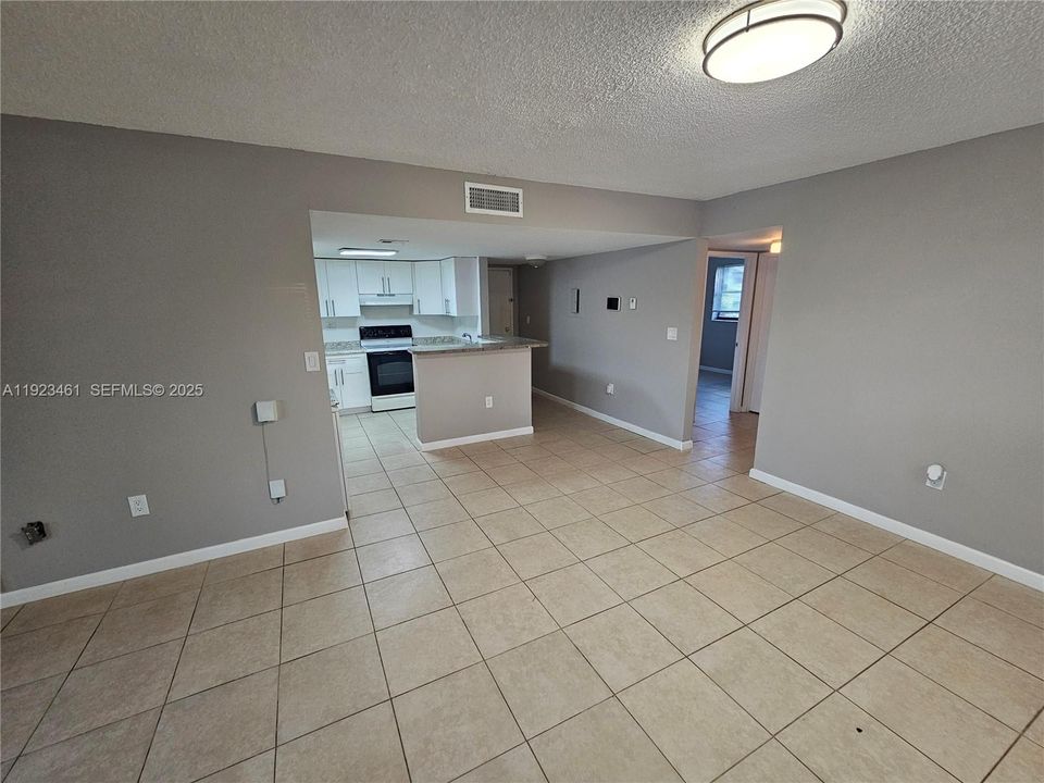 For Rent: $2,400 (3 beds, 2 baths, 1216 Square Feet)