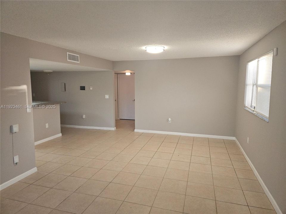 For Rent: $2,400 (3 beds, 2 baths, 1216 Square Feet)