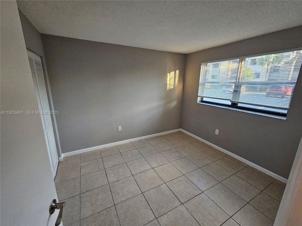 For Rent: $2,400 (3 beds, 2 baths, 1216 Square Feet)