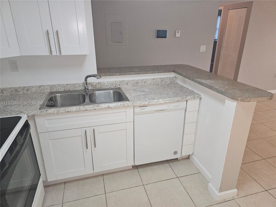 For Rent: $2,400 (3 beds, 2 baths, 1216 Square Feet)